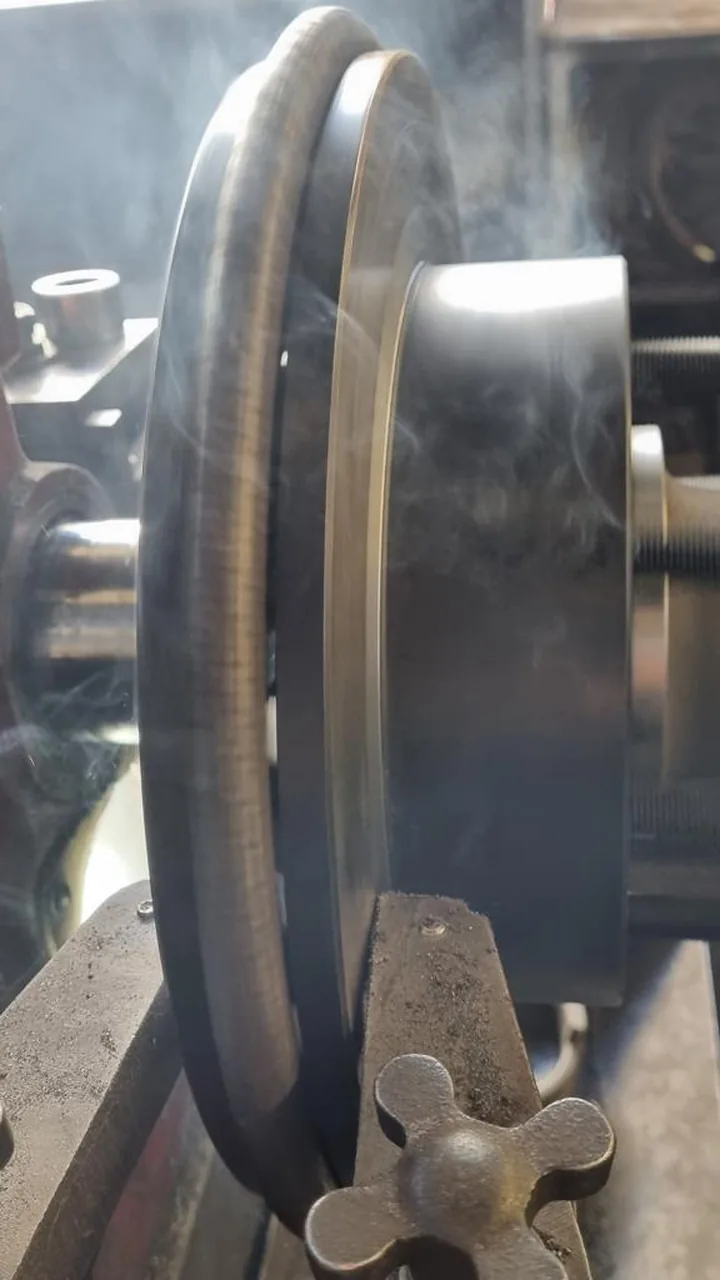 Rectificado de disco de freno con humo del maquinado