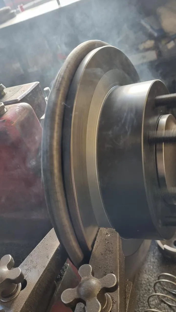 Máquina de rectificado con perillas y disco en proceso