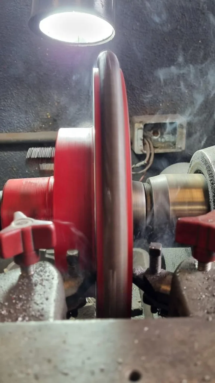 Rectificado de disco con hub rojo e iluminación del taller