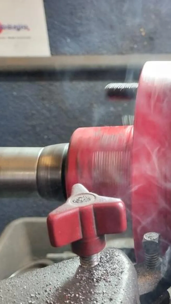 Detalle del rectificado en máquina del taller